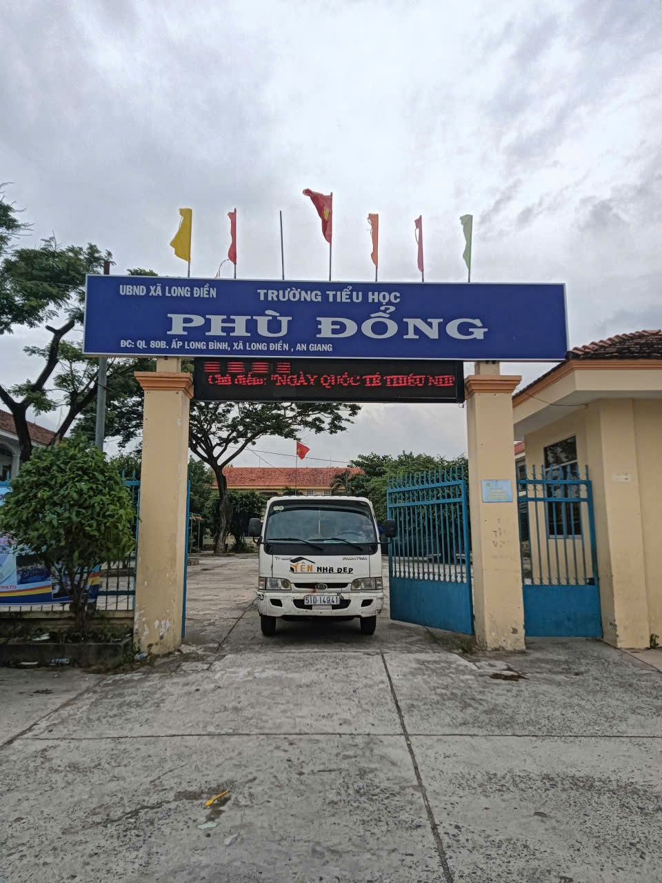 cung cap bot tret tuong va son sakara noi that ngoai that cho truong tieu hoc phu dong tai long dien an giang 1
