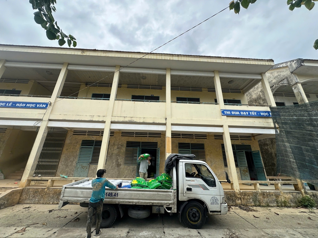 cung cap bot tret tuong va son sakara noi that ngoai that cho truong tieu hoc phu dong tai long dien an giang 2