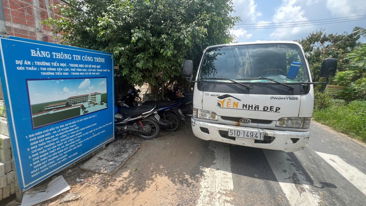 golden star cung cap son sakara va bot tret tuong cho truong tieu hoc thcs phu quy 3